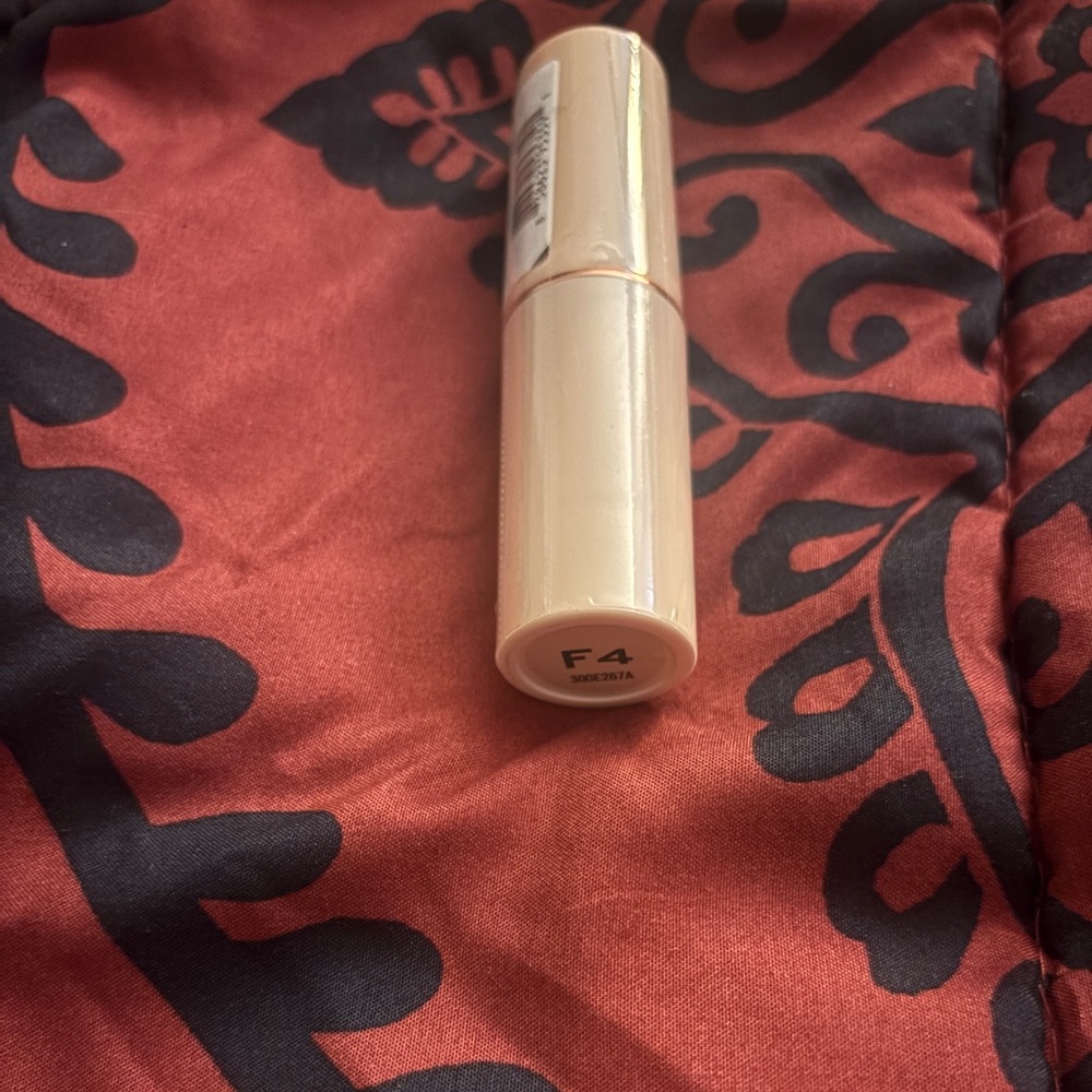 Revolution Fast Base Concealer - Shade F4
